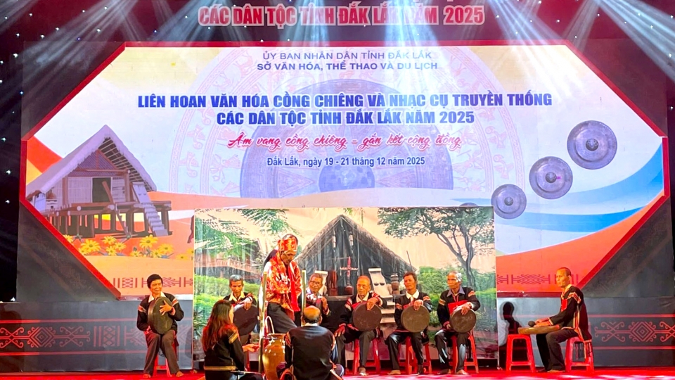 hon_100_tiet_muc_dac_sac_duoc_cac_doan_nghe_nhan_va_dien_vien_quan_chung_the_hien_tai_lien_hoan.jpg