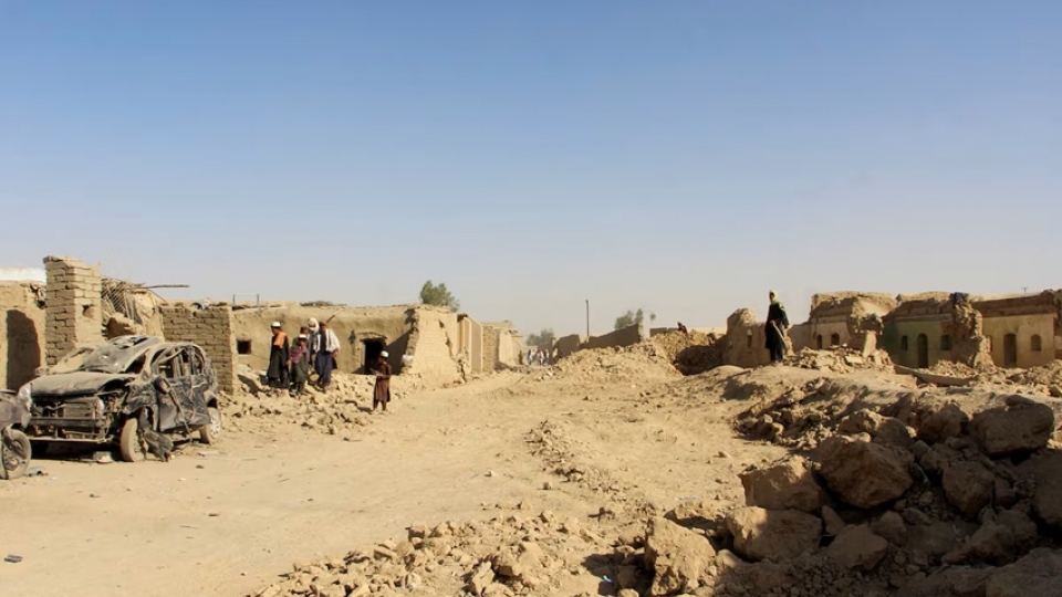 mot_khu_nha_bi_pha_huy_trong_mot_cuoc_khong_kich_sau_lenh_ngung_ban_tam_thoi_trong_boi_canh_xung_dot_giua_afghanistan_va_pakistan._reuters.jpg