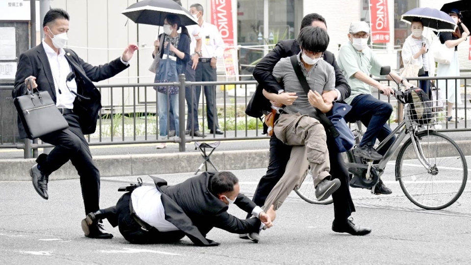 nghi_pham_yamagami_tetsuya_bi_bat_giu_ngay_tai_hien_truong_vu_an_anh_asahi_shinbun_20251218090600.jpg