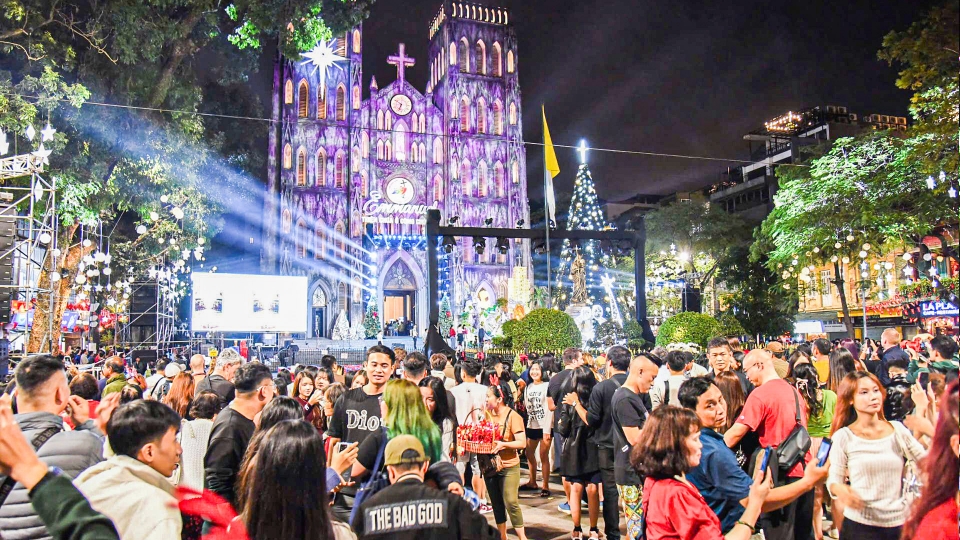 Trung tâm Hà Nội náo nhiệt trong đêm Giáng sinh