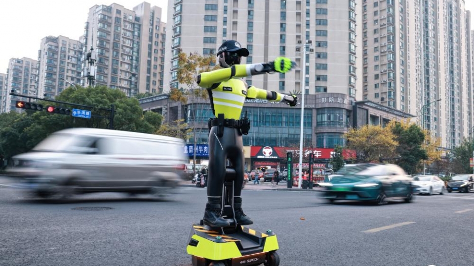 robot_canh_sat_giao_thong_tai_hang_chau_anh_cctv_20251204102611.jpg