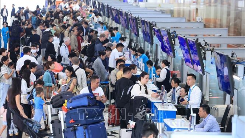 Sân bay Nội Bài chật kín người trước kỳ nghỉ Tết Dương lịch 2026