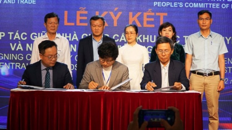 signing_ceremony.jpg