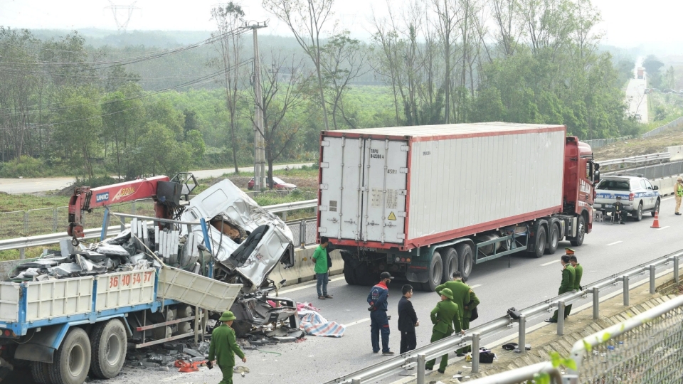 tai_nan_giao_thong_nghiem_trong_tren_cao_toc_bac-_nam_qua_tinh_quang_tri_lam_2_nguoi_chet_4_nguoi_bi_thuong.jpg