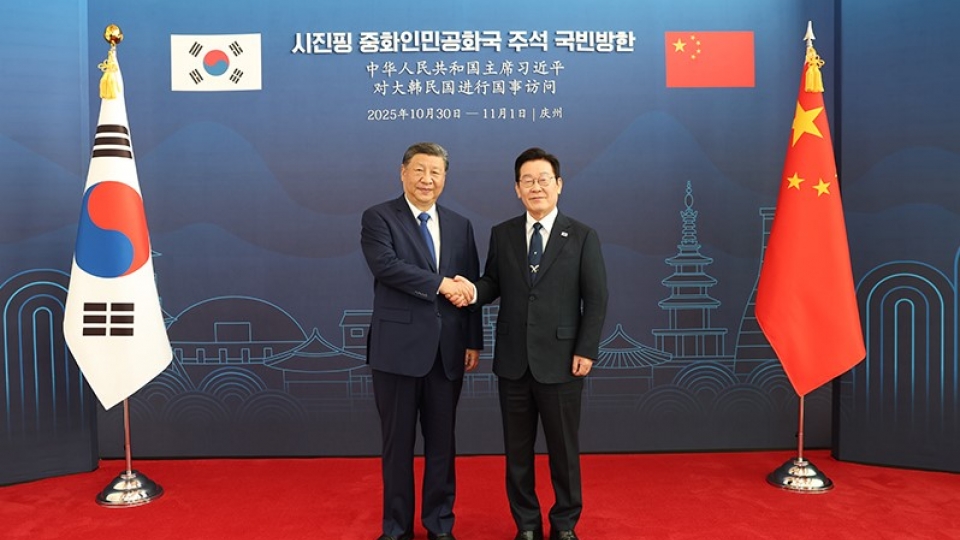 tong_thong_han_quoc_lee_jae-myung_va_chu_tich_trung_quoc_tap_can_binh_bat_tay_truoc_cuoc_hoi_dam_ngay_1_11_2025._anh_tan_hoa_xa.jpg