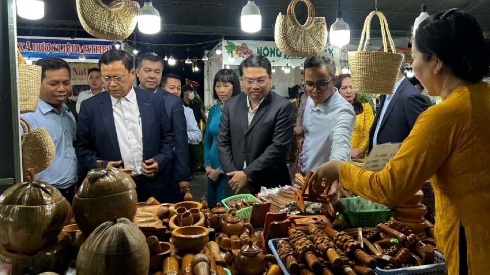 visit handicraft booths at the trade fair.jpg