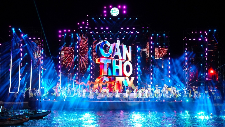 Mãn nhãn chương trình nghệ thuật “Cần Thơ – Sắc màu sông nước”