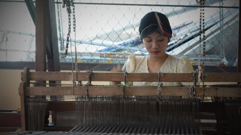 Cận cảnh nghề dệt thổ cẩm của phụ nữ Chăm bên dòng sông Hậu