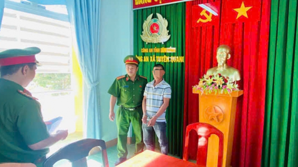 Đại diện cơ quan Công an đọc Lệnh bắt bị can Nguyễn Việt Triều.jpg