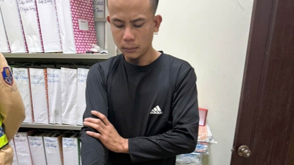 Đối tượng Nguyễn Hữu Hùng cùng tang vật tại cơ quan Công an_0.jpg