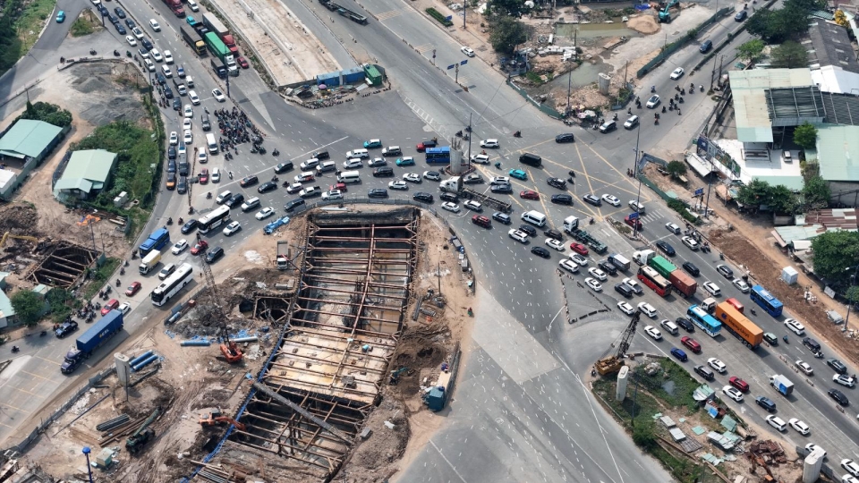 Ngày đầu thông xe nhánh N2 "ế khách", nút giao An Phú (TP.HCM) kẹt cứng