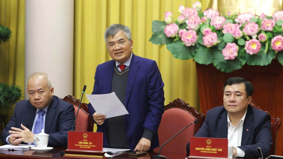 06-01_Phó Chủ nhiệm Văn phòng Chủ tịch nước Cấn Đình Tài công bố Lệnh của Chủ tịch nước 1.jpg