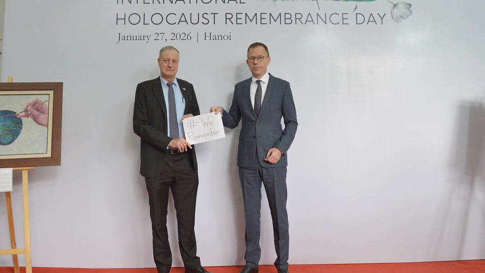 1 tuong niem nan nhan Holocaust o Ha Noi 1-2026 -vov , dai su Israel Mayer, Pho Dai su Duc  Kreye (1).JPG