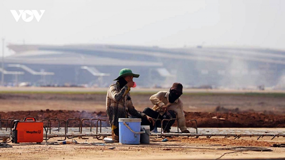 Work presses on under scorching sun at Long Thanh Airport