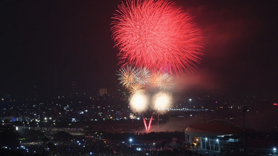 Hà Nội rực rỡ pháo hoa, biển người chào đón năm mới 2026