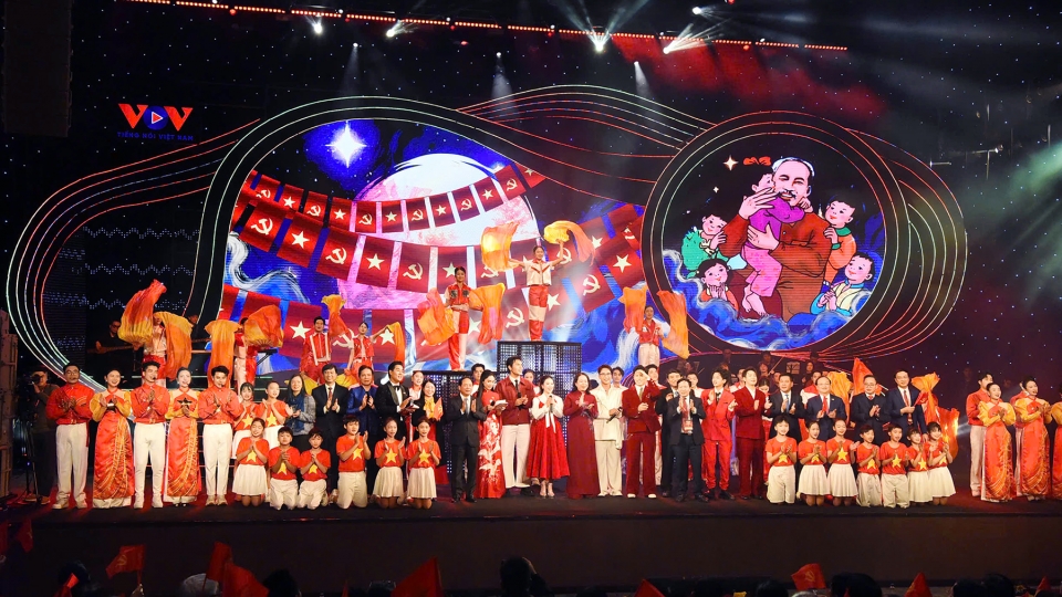 Toàn cảnh chương trình nghệ thuật "Với Đảng vẹn toàn niềm tin yêu" của VOV