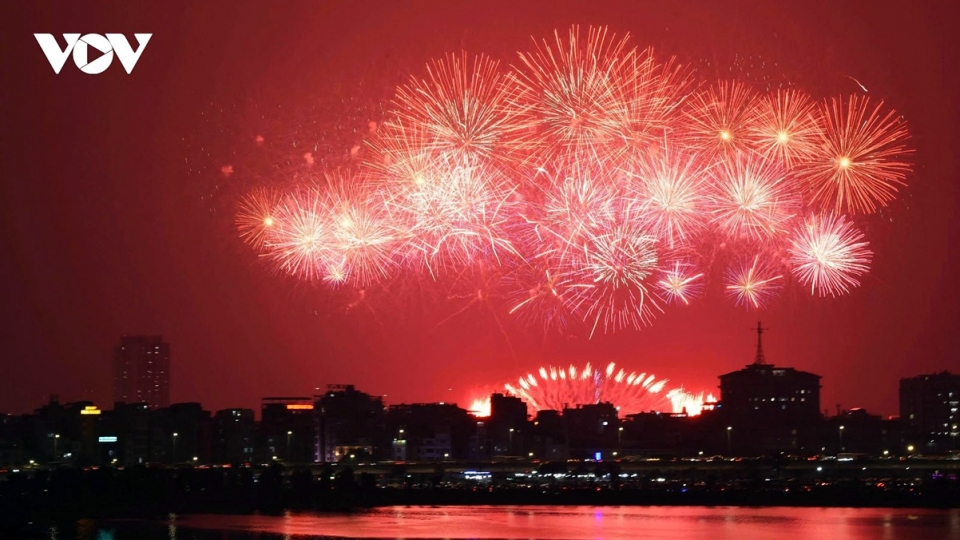 Fireworks light up Hanoi sky to celebrate National Party Congress success
