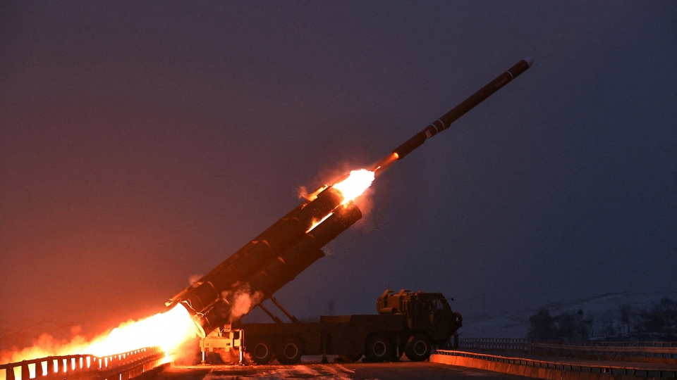 2025-12-29T001904Z_1033476665_RC2XPIANYTIE_RTRMADP_3_NORTHKOREA-MISSILES.JPG
