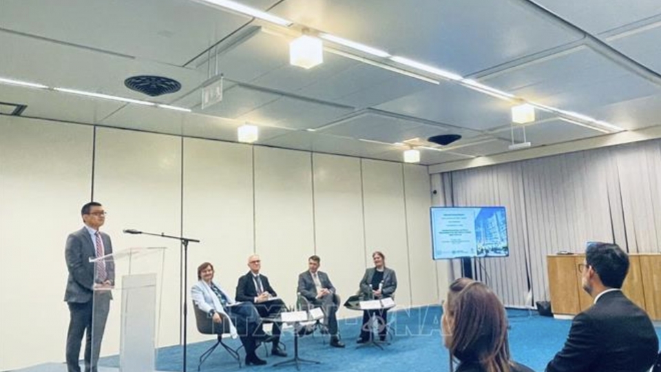 Ambassador Vu Le Thai Hoang delivers opening remarks at the roundtable.jpg