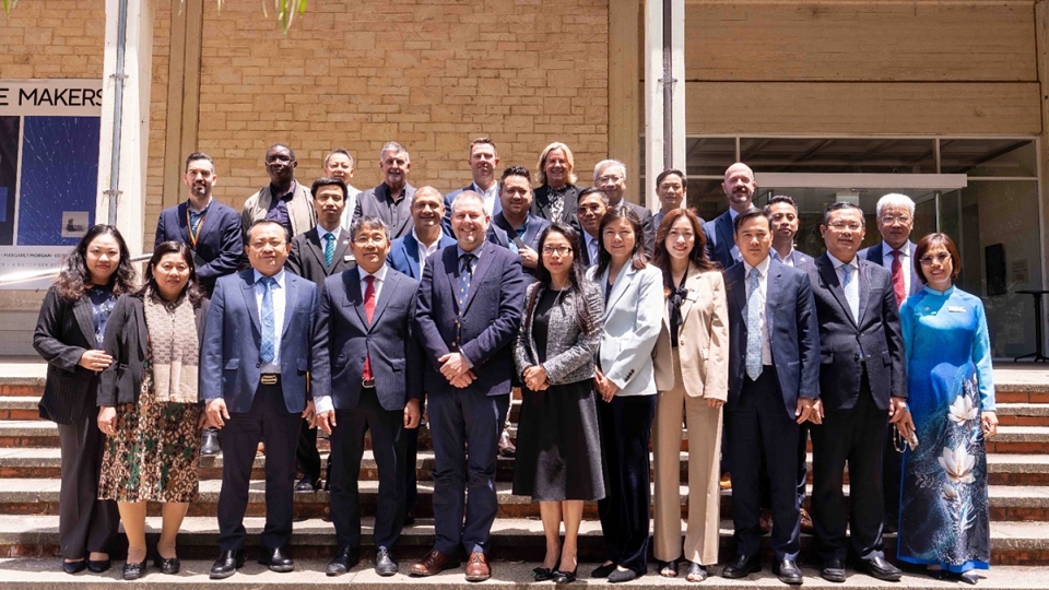 Associate Professor Dr Duong Thi Hong Lien poses for a photo alongside delegates to Vietnma - Western Australia Forum in November 2025.jpg