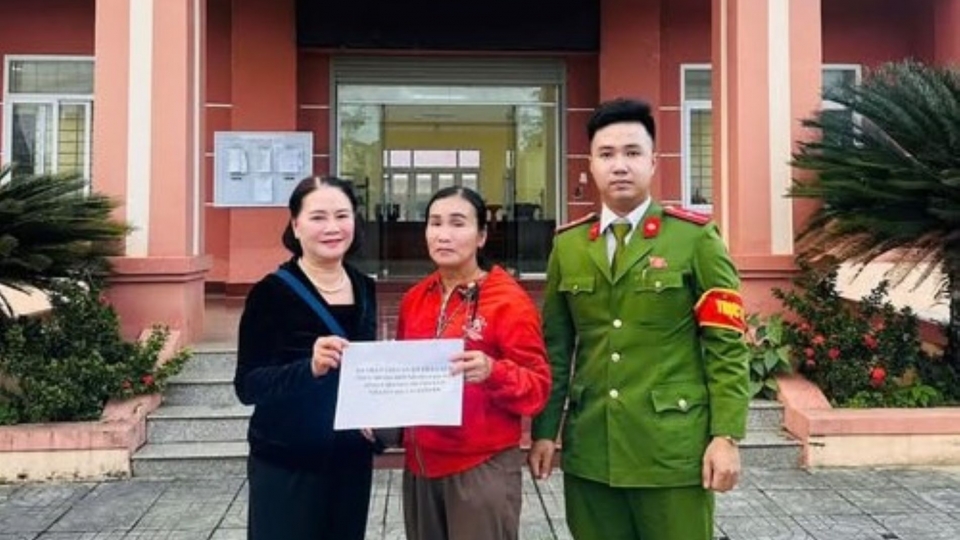 Bà Trần Thị Lan (áo đỏ) trả lại số tiền cho người chuyển nhầm tại trụ sở công an xã Cam Lộ, tỉnh quảng Trị.jpg