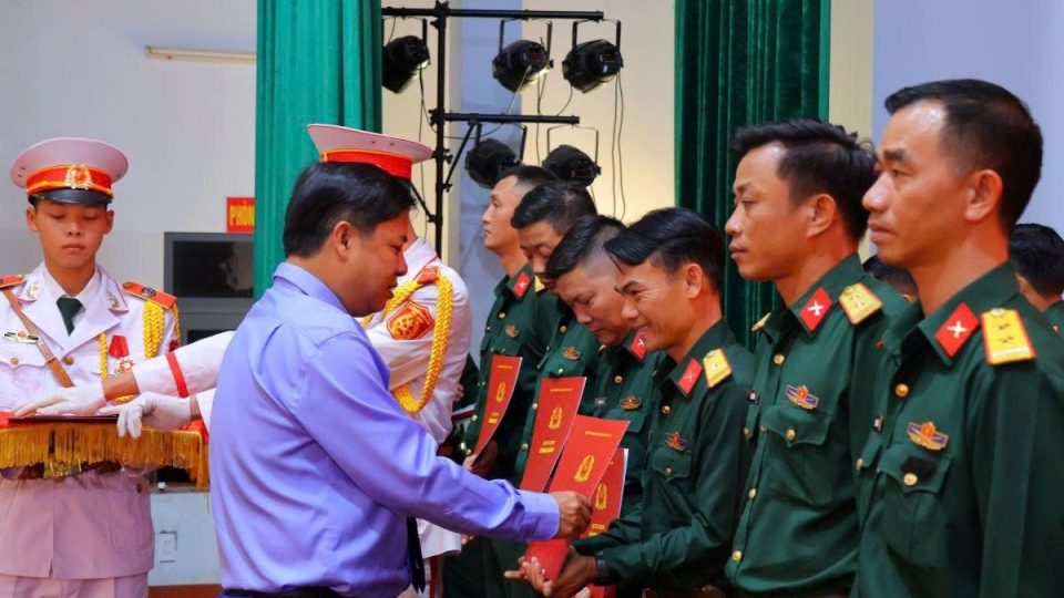 Bí thư Tỉnh ủy Đắk Lắk trao quyết định bổ nhiệm có thời hạn đối với 102 sĩ quan về giữ chức vụ Chỉ huy trưởng Ban Chỉ huy Quân sự các xã, phường tại Đắk Lắk.jpg