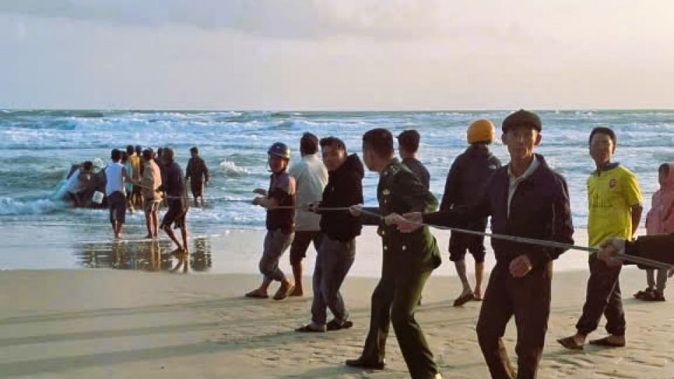 Các lực lượng kéo thuyền của nạn nhân vào bờ (3).jpg