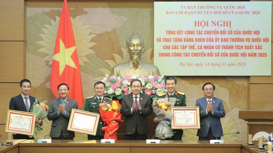 Chủ tịch Quốc hội Trần Thanh Mẫn trao bằng khen của UBTVQH cho các tập thể có thành tích xuất sắc trong công tác chuyển đổi số của Quốc hội năm 2025.jpg