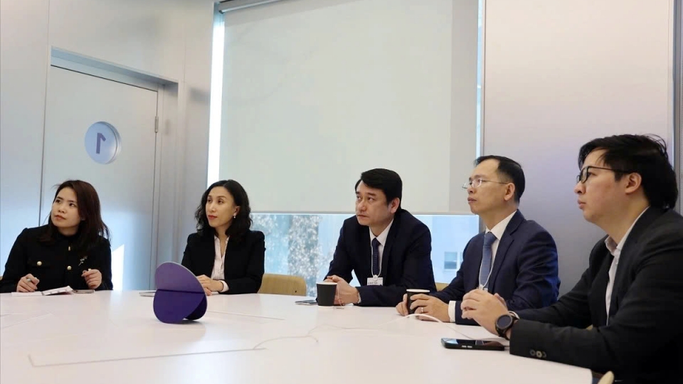 Deputy Foreign Minister nguyen Tuan Anh of Vietnam and other officials of the Vietnamese delegation at at the meeting.jpg