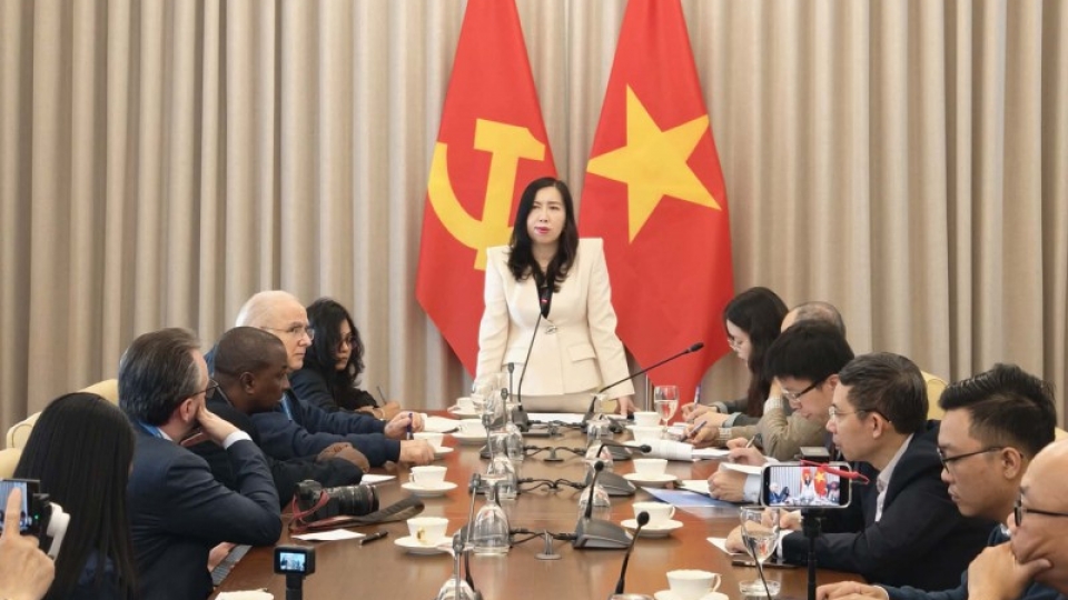 Deputy Minister of Foreign Affairs Le Thi Thu Hang welcomes journalists.jpg