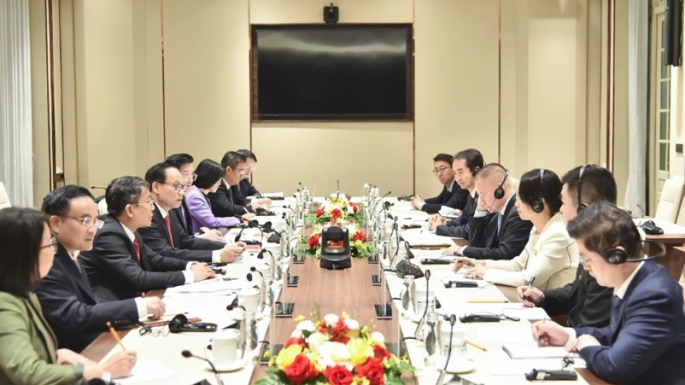 Foreign Minister Le Hoai Trung holds talks with Liu Haixing, special envoy of the Chinese Party General Secretary and President.jpg