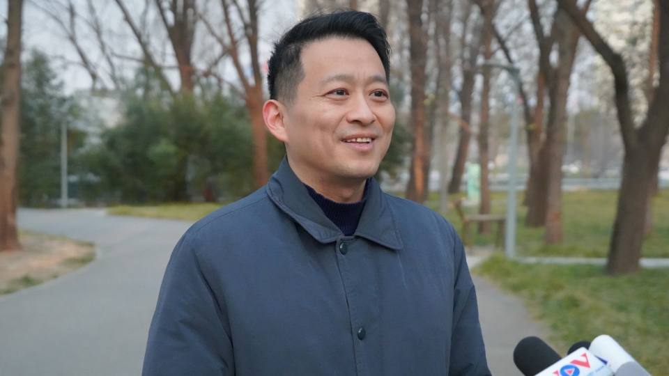 Giáo sư Khúc Cường trả lời phỏng vấn VOV.jpg