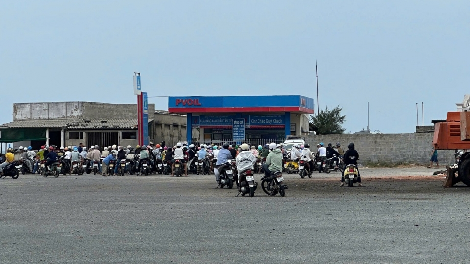 Hình ảnh người dân Đặc khu Phú Quý chờ mua xăng trong chiều ngày 5_1.jpg