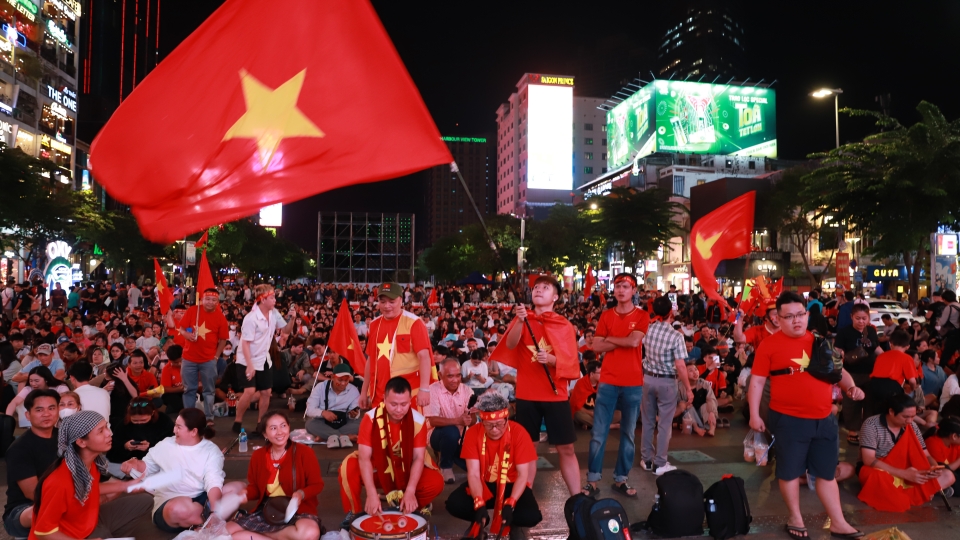 Cơn lốc màu đỏ ở TP.HCM, hàng vạn trái tim hướng về U23 Việt Nam trước giờ G