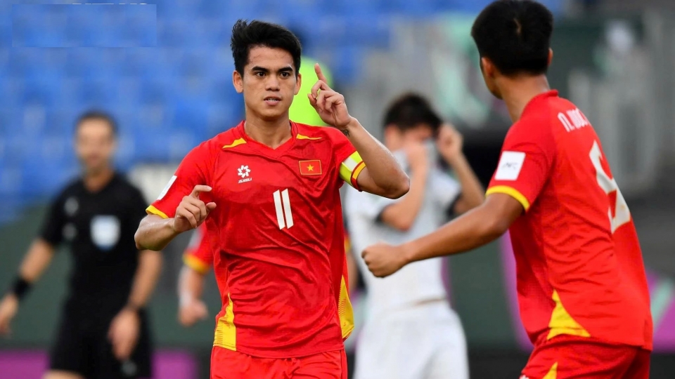 Khuat Van Khang plays well, helping to secure Vietnam's 2-1 win over Kyrgyzstan.jpg