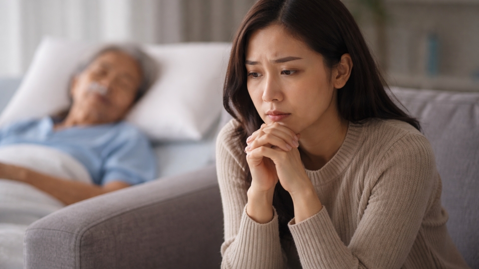 Mẹ chồng gửi tiền mà không trông cháu khi tôi sinh, giờ bà ốm nặng tôi có nên về chăm.png