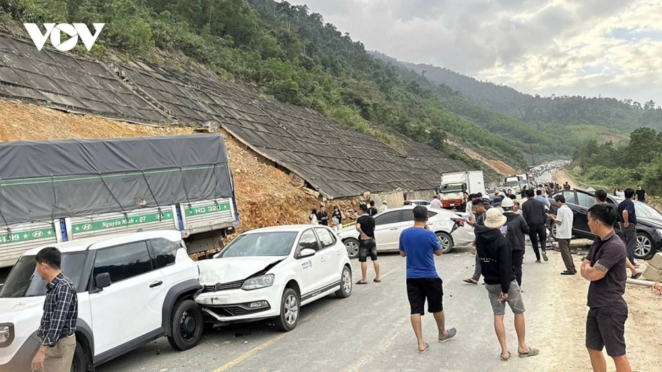 Multiple-vehicle traffic accident on Ho Chi Minh Highway, La Son - Hoa Lien section..jpg