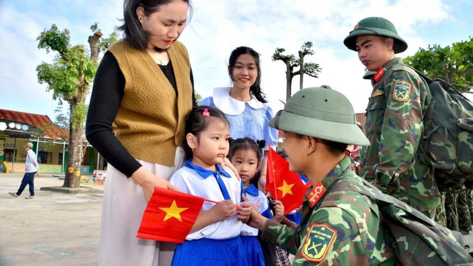 Những đứa trẻ vùng lũ và các chú bộ đội trong giây phút chia tay..jpeg
