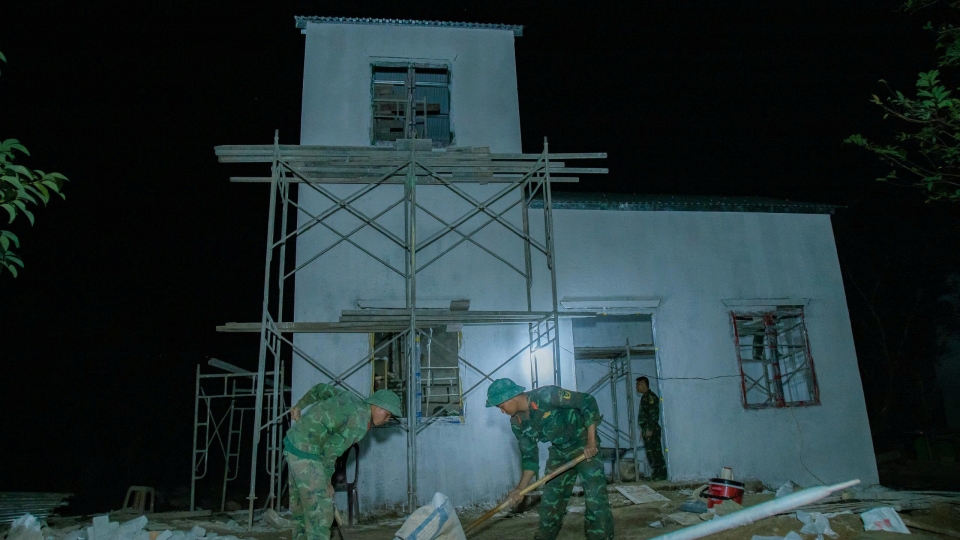 Những người lính Đặc công bộ 198 đang nỗ lực từng giờ để người dân sớm có nhà mới.jpeg