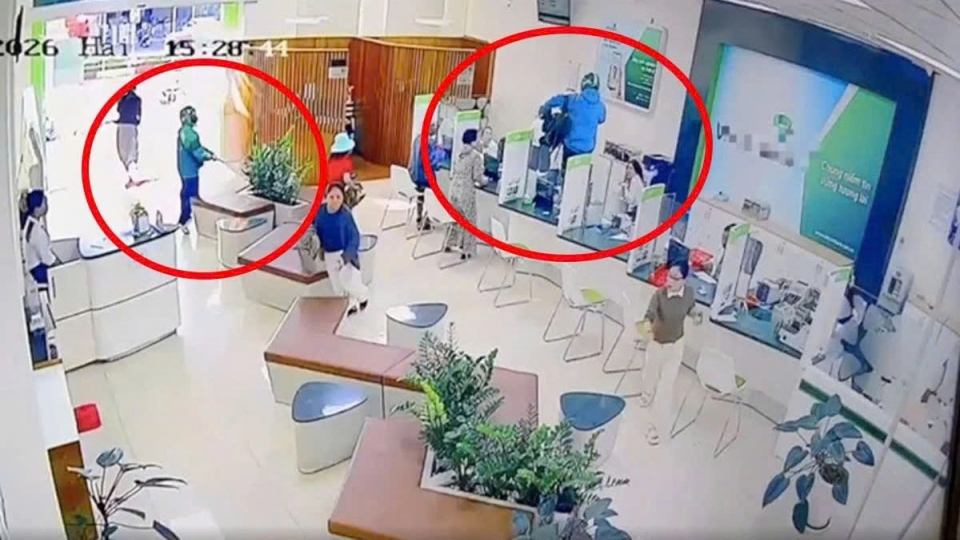 Police hunt suspects of bank robbery in Gia Lai.jpg