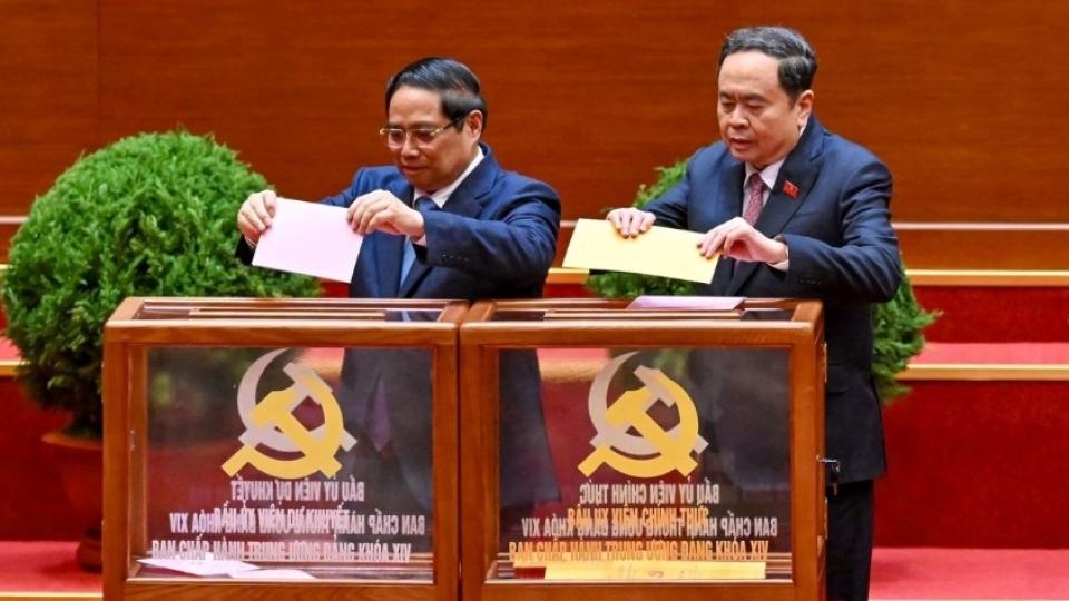 Prime Minister Pham Minh Chinh and National Assembly Chairman Tran Thanh Man vote to elect the 14th Party Central Committee.jpg