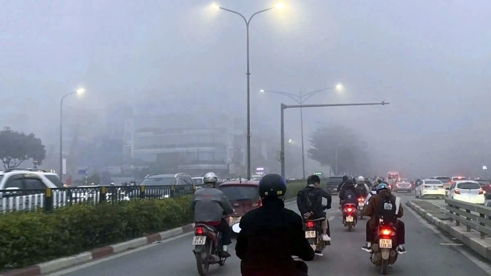 Severe air pollution worsens living conditions in major cities, including Hanoi 1.jpg