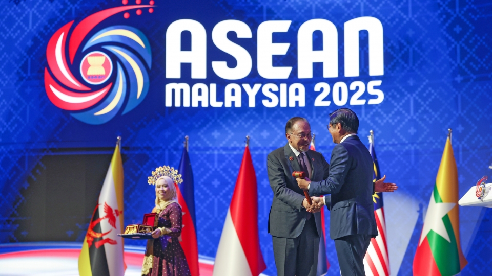 Thủ tướng Malaysia Anwar Ibrahim trao búa chủ tịch ASEAN cho Tổng thống Philippines Ferdinand Marcos Jr. vào ngày 28_10_2025 tại lễ bế mạc Hội nghị Cấp cao ASEAN lần thứ 47 tại Kuala Lumpur.  (1).jpg