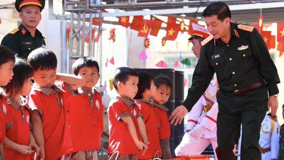 Thượng tướng Trương Thiên Tô trao quà cho các cháu có hoàn cảnh khó khăn ở xã căn cứ cách mạng Yang Mao.jpeg