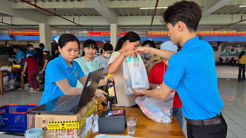 Tưng bừng mua sắm tại Điểm phúc lợi đoàn viên trong nhà máy công ty Pou Yuen Việt Nam (Ảnh_ Kim Dung).jpg