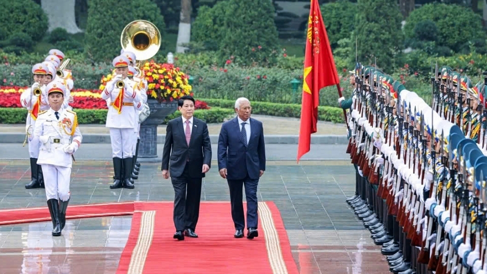 Vietnamese President Luong Cuong (L) and visiting European Council President Antonio Costa review the guard of honour of the Vietnam People's Army during a welcoming ceremony in Hanoi on January 29.jpg