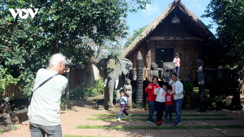 Gong performances and cultural experiences draw visitors to Dak Lak in New Year