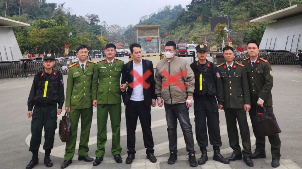 bac_ninh_police_arrest_two_wanted_chinese_fugitives.jpg