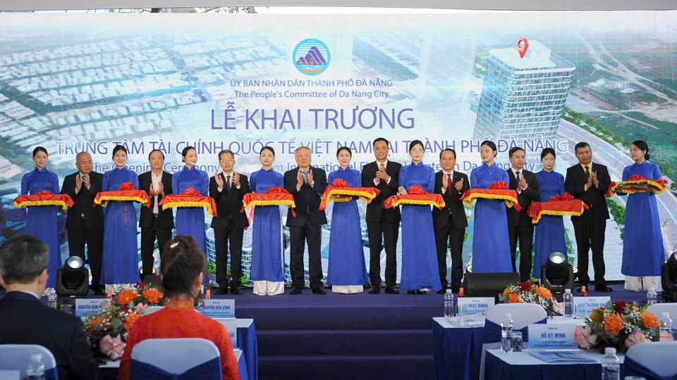 cat_bang_khai_truong_trung_tam_tai_chinh_quoc_te_viet_nam_tai_da_nang.jpg