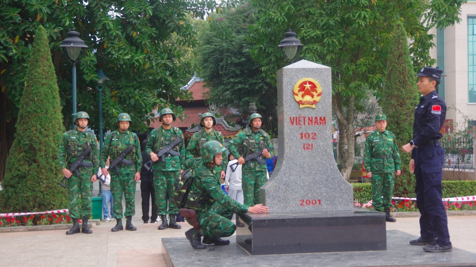 doi_tuan_tra_lien_hop_so_1_phia_viet_nam_kiem_tra_cot_moc_102.jpg
